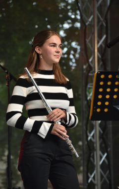 4.8.2023 Jazzový festival Jazz in Písek, který se konal již sedmým rokem, se stal pro jazzové nadšence skutečným pojmem a každoročně přiláká do Palackého sadů stovky návštěvníků. Pravidelně první pátek v srpnu Písek ožívá sérií vystoupení jazzových muzikantů, mezi kterými se nejednou objevily opravdové osobnosti. Stejně tak tomu bylo i v pátek 4. srpna, kdy jste se pod širým nebem mohli těšit na jazzové hvězdy, které v současnosti udávají hlavní proud, ale nechyběly ani moderní trendy.