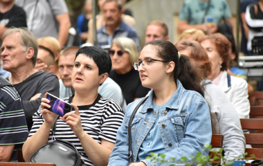 4.8.2023 Jazzový festival Jazz in Písek, který se konal již sedmým rokem, se stal pro jazzové nadšence skutečným pojmem a každoročně přiláká do Palackého sadů stovky návštěvníků. Pravidelně první pátek v srpnu Písek ožívá sérií vystoupení jazzových muzikantů, mezi kterými se nejednou objevily opravdové osobnosti. Stejně tak tomu bylo i v pátek 4. srpna, kdy jste se pod širým nebem mohli těšit na jazzové hvězdy, které v současnosti udávají hlavní proud, ale nechyběly ani moderní trendy.