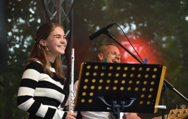 4.8.2023 Jazzový festival Jazz in Písek, který se konal již sedmým rokem, se stal pro jazzové nadšence skutečným pojmem a každoročně přiláká do Palackého sadů stovky návštěvníků. Pravidelně první pátek v srpnu Písek ožívá sérií vystoupení jazzových muzikantů, mezi kterými se nejednou objevily opravdové osobnosti. Stejně tak tomu bylo i v pátek 4. srpna, kdy jste se pod širým nebem mohli těšit na jazzové hvězdy, které v současnosti udávají hlavní proud, ale nechyběly ani moderní trendy.