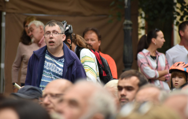 4.8.2023 Jazzový festival Jazz in Písek, který se konal již sedmým rokem, se stal pro jazzové nadšence skutečným pojmem a každoročně přiláká do Palackého sadů stovky návštěvníků. Pravidelně první pátek v srpnu Písek ožívá sérií vystoupení jazzových muzikantů, mezi kterými se nejednou objevily opravdové osobnosti. Stejně tak tomu bylo i v pátek 4. srpna, kdy jste se pod širým nebem mohli těšit na jazzové hvězdy, které v současnosti udávají hlavní proud, ale nechyběly ani moderní trendy.