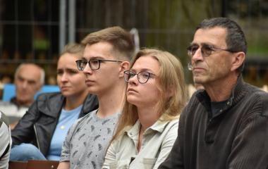 4.8.2023 Jazzový festival Jazz in Písek, který se konal již sedmým rokem, se stal pro jazzové nadšence skutečným pojmem a každoročně přiláká do Palackého sadů stovky návštěvníků. Pravidelně první pátek v srpnu Písek ožívá sérií vystoupení jazzových muzikantů, mezi kterými se nejednou objevily opravdové osobnosti. Stejně tak tomu bylo i v pátek 4. srpna, kdy jste se pod širým nebem mohli těšit na jazzové hvězdy, které v současnosti udávají hlavní proud, ale nechyběly ani moderní trendy.