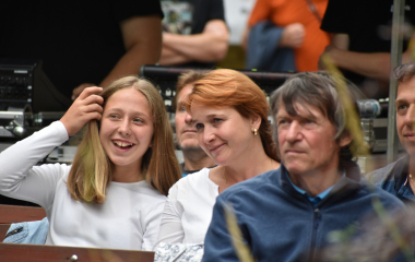 4.8.2023 Jazzový festival Jazz in Písek, který se konal již sedmým rokem, se stal pro jazzové nadšence skutečným pojmem a každoročně přiláká do Palackého sadů stovky návštěvníků. Pravidelně první pátek v srpnu Písek ožívá sérií vystoupení jazzových muzikantů, mezi kterými se nejednou objevily opravdové osobnosti. Stejně tak tomu bylo i v pátek 4. srpna, kdy jste se pod širým nebem mohli těšit na jazzové hvězdy, které v současnosti udávají hlavní proud, ale nechyběly ani moderní trendy.