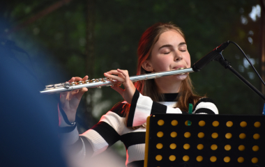 4.8.2023 Jazzový festival Jazz in Písek, který se konal již sedmým rokem, se stal pro jazzové nadšence skutečným pojmem a každoročně přiláká do Palackého sadů stovky návštěvníků. Pravidelně první pátek v srpnu Písek ožívá sérií vystoupení jazzových muzikantů, mezi kterými se nejednou objevily opravdové osobnosti. Stejně tak tomu bylo i v pátek 4. srpna, kdy jste se pod širým nebem mohli těšit na jazzové hvězdy, které v současnosti udávají hlavní proud, ale nechyběly ani moderní trendy.