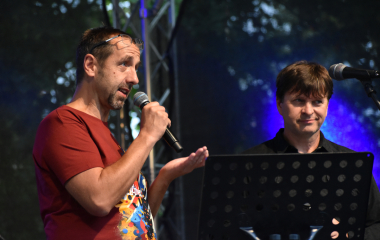 4.8.2023 Jazzový festival Jazz in Písek, který se konal již sedmým rokem, se stal pro jazzové nadšence skutečným pojmem a každoročně přiláká do Palackého sadů stovky návštěvníků. Pravidelně první pátek v srpnu Písek ožívá sérií vystoupení jazzových muzikantů, mezi kterými se nejednou objevily opravdové osobnosti. Stejně tak tomu bylo i v pátek 4. srpna, kdy jste se pod širým nebem mohli těšit na jazzové hvězdy, které v současnosti udávají hlavní proud, ale nechyběly ani moderní trendy.
