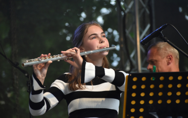 4.8.2023 Jazzový festival Jazz in Písek, který se konal již sedmým rokem, se stal pro jazzové nadšence skutečným pojmem a každoročně přiláká do Palackého sadů stovky návštěvníků. Pravidelně první pátek v srpnu Písek ožívá sérií vystoupení jazzových muzikantů, mezi kterými se nejednou objevily opravdové osobnosti. Stejně tak tomu bylo i v pátek 4. srpna, kdy jste se pod širým nebem mohli těšit na jazzové hvězdy, které v současnosti udávají hlavní proud, ale nechyběly ani moderní trendy.