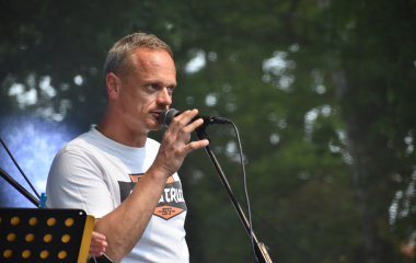 4.8.2023 Jazzový festival Jazz in Písek, který se konal již sedmým rokem, se stal pro jazzové nadšence skutečným pojmem a každoročně přiláká do Palackého sadů stovky návštěvníků. Pravidelně první pátek v srpnu Písek ožívá sérií vystoupení jazzových muzikantů, mezi kterými se nejednou objevily opravdové osobnosti. Stejně tak tomu bylo i v pátek 4. srpna, kdy jste se pod širým nebem mohli těšit na jazzové hvězdy, které v současnosti udávají hlavní proud, ale nechyběly ani moderní trendy.