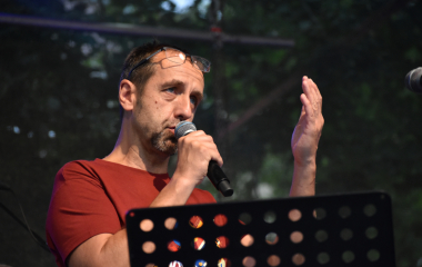 4.8.2023 Jazzový festival Jazz in Písek, který se konal již sedmým rokem, se stal pro jazzové nadšence skutečným pojmem a každoročně přiláká do Palackého sadů stovky návštěvníků. Pravidelně první pátek v srpnu Písek ožívá sérií vystoupení jazzových muzikantů, mezi kterými se nejednou objevily opravdové osobnosti. Stejně tak tomu bylo i v pátek 4. srpna, kdy jste se pod širým nebem mohli těšit na jazzové hvězdy, které v současnosti udávají hlavní proud, ale nechyběly ani moderní trendy.