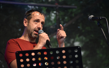 4.8.2023 Jazzový festival Jazz in Písek, který se konal již sedmým rokem, se stal pro jazzové nadšence skutečným pojmem a každoročně přiláká do Palackého sadů stovky návštěvníků. Pravidelně první pátek v srpnu Písek ožívá sérií vystoupení jazzových muzikantů, mezi kterými se nejednou objevily opravdové osobnosti. Stejně tak tomu bylo i v pátek 4. srpna, kdy jste se pod širým nebem mohli těšit na jazzové hvězdy, které v současnosti udávají hlavní proud, ale nechyběly ani moderní trendy.
