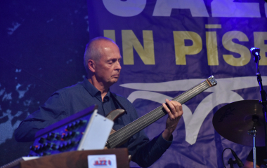 4.8.2023 Jazzový festival Jazz in Písek, který se konal již sedmým rokem, se stal pro jazzové nadšence skutečným pojmem a každoročně přiláká do Palackého sadů stovky návštěvníků. Pravidelně první pátek v srpnu Písek ožívá sérií vystoupení jazzových muzikantů, mezi kterými se nejednou objevily opravdové osobnosti. Stejně tak tomu bylo i v pátek 4. srpna, kdy jste se pod širým nebem mohli těšit na jazzové hvězdy, které v současnosti udávají hlavní proud, ale nechyběly ani moderní trendy.