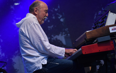 4.8.2023 Jazzový festival Jazz in Písek, který se konal již sedmým rokem, se stal pro jazzové nadšence skutečným pojmem a každoročně přiláká do Palackého sadů stovky návštěvníků. Pravidelně první pátek v srpnu Písek ožívá sérií vystoupení jazzových muzikantů, mezi kterými se nejednou objevily opravdové osobnosti. Stejně tak tomu bylo i v pátek 4. srpna, kdy jste se pod širým nebem mohli těšit na jazzové hvězdy, které v současnosti udávají hlavní proud, ale nechyběly ani moderní trendy.