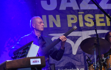 4.8.2023 Jazzový festival Jazz in Písek, který se konal již sedmým rokem, se stal pro jazzové nadšence skutečným pojmem a každoročně přiláká do Palackého sadů stovky návštěvníků. Pravidelně první pátek v srpnu Písek ožívá sérií vystoupení jazzových muzikantů, mezi kterými se nejednou objevily opravdové osobnosti. Stejně tak tomu bylo i v pátek 4. srpna, kdy jste se pod širým nebem mohli těšit na jazzové hvězdy, které v současnosti udávají hlavní proud, ale nechyběly ani moderní trendy.