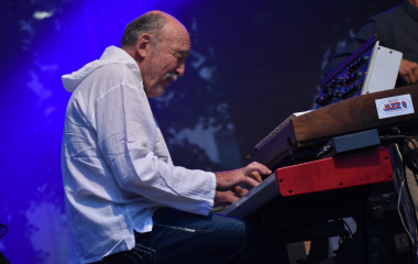 4.8.2023 Jazzový festival Jazz in Písek, který se konal již sedmým rokem, se stal pro jazzové nadšence skutečným pojmem a každoročně přiláká do Palackého sadů stovky návštěvníků. Pravidelně první pátek v srpnu Písek ožívá sérií vystoupení jazzových muzikantů, mezi kterými se nejednou objevily opravdové osobnosti. Stejně tak tomu bylo i v pátek 4. srpna, kdy jste se pod širým nebem mohli těšit na jazzové hvězdy, které v současnosti udávají hlavní proud, ale nechyběly ani moderní trendy.