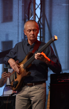4.8.2023 Jazzový festival Jazz in Písek, který se konal již sedmým rokem, se stal pro jazzové nadšence skutečným pojmem a každoročně přiláká do Palackého sadů stovky návštěvníků. Pravidelně první pátek v srpnu Písek ožívá sérií vystoupení jazzových muzikantů, mezi kterými se nejednou objevily opravdové osobnosti. Stejně tak tomu bylo i v pátek 4. srpna, kdy jste se pod širým nebem mohli těšit na jazzové hvězdy, které v současnosti udávají hlavní proud, ale nechyběly ani moderní trendy.