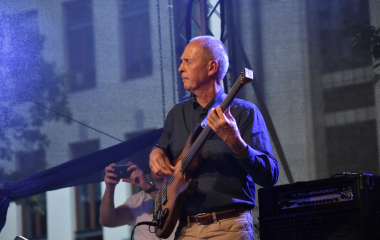 4.8.2023 Jazzový festival Jazz in Písek, který se konal již sedmým rokem, se stal pro jazzové nadšence skutečným pojmem a každoročně přiláká do Palackého sadů stovky návštěvníků. Pravidelně první pátek v srpnu Písek ožívá sérií vystoupení jazzových muzikantů, mezi kterými se nejednou objevily opravdové osobnosti. Stejně tak tomu bylo i v pátek 4. srpna, kdy jste se pod širým nebem mohli těšit na jazzové hvězdy, které v současnosti udávají hlavní proud, ale nechyběly ani moderní trendy.