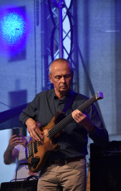 4.8.2023 Jazzový festival Jazz in Písek, který se konal již sedmým rokem, se stal pro jazzové nadšence skutečným pojmem a každoročně přiláká do Palackého sadů stovky návštěvníků. Pravidelně první pátek v srpnu Písek ožívá sérií vystoupení jazzových muzikantů, mezi kterými se nejednou objevily opravdové osobnosti. Stejně tak tomu bylo i v pátek 4. srpna, kdy jste se pod širým nebem mohli těšit na jazzové hvězdy, které v současnosti udávají hlavní proud, ale nechyběly ani moderní trendy.