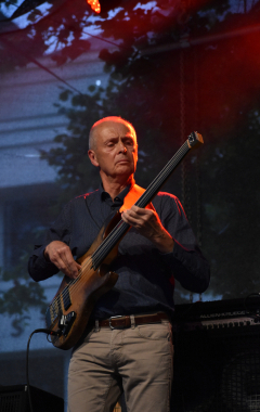 4.8.2023 Jazzový festival Jazz in Písek, který se konal již sedmým rokem, se stal pro jazzové nadšence skutečným pojmem a každoročně přiláká do Palackého sadů stovky návštěvníků. Pravidelně první pátek v srpnu Písek ožívá sérií vystoupení jazzových muzikantů, mezi kterými se nejednou objevily opravdové osobnosti. Stejně tak tomu bylo i v pátek 4. srpna, kdy jste se pod širým nebem mohli těšit na jazzové hvězdy, které v současnosti udávají hlavní proud, ale nechyběly ani moderní trendy.