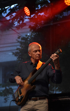 4.8.2023 Jazzový festival Jazz in Písek, který se konal již sedmým rokem, se stal pro jazzové nadšence skutečným pojmem a každoročně přiláká do Palackého sadů stovky návštěvníků. Pravidelně první pátek v srpnu Písek ožívá sérií vystoupení jazzových muzikantů, mezi kterými se nejednou objevily opravdové osobnosti. Stejně tak tomu bylo i v pátek 4. srpna, kdy jste se pod širým nebem mohli těšit na jazzové hvězdy, které v současnosti udávají hlavní proud, ale nechyběly ani moderní trendy.