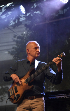 4.8.2023 Jazzový festival Jazz in Písek, který se konal již sedmým rokem, se stal pro jazzové nadšence skutečným pojmem a každoročně přiláká do Palackého sadů stovky návštěvníků. Pravidelně první pátek v srpnu Písek ožívá sérií vystoupení jazzových muzikantů, mezi kterými se nejednou objevily opravdové osobnosti. Stejně tak tomu bylo i v pátek 4. srpna, kdy jste se pod širým nebem mohli těšit na jazzové hvězdy, které v současnosti udávají hlavní proud, ale nechyběly ani moderní trendy.