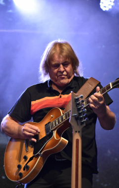 4.8.2023 Jazzový festival Jazz in Písek, který se konal již sedmým rokem, se stal pro jazzové nadšence skutečným pojmem a každoročně přiláká do Palackého sadů stovky návštěvníků. Pravidelně první pátek v srpnu Písek ožívá sérií vystoupení jazzových muzikantů, mezi kterými se nejednou objevily opravdové osobnosti. Stejně tak tomu bylo i v pátek 4. srpna, kdy jste se pod širým nebem mohli těšit na jazzové hvězdy, které v současnosti udávají hlavní proud, ale nechyběly ani moderní trendy.