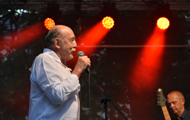 4.8.2023 Jazzový festival Jazz in Písek, který se konal již sedmým rokem, se stal pro jazzové nadšence skutečným pojmem a každoročně přiláká do Palackého sadů stovky návštěvníků. Pravidelně první pátek v srpnu Písek ožívá sérií vystoupení jazzových muzikantů, mezi kterými se nejednou objevily opravdové osobnosti. Stejně tak tomu bylo i v pátek 4. srpna, kdy jste se pod širým nebem mohli těšit na jazzové hvězdy, které v současnosti udávají hlavní proud, ale nechyběly ani moderní trendy.