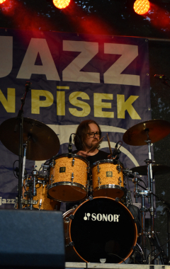 4.8.2023 Jazzový festival Jazz in Písek, který se konal již sedmým rokem, se stal pro jazzové nadšence skutečným pojmem a každoročně přiláká do Palackého sadů stovky návštěvníků. Pravidelně první pátek v srpnu Písek ožívá sérií vystoupení jazzových muzikantů, mezi kterými se nejednou objevily opravdové osobnosti. Stejně tak tomu bylo i v pátek 4. srpna, kdy jste se pod širým nebem mohli těšit na jazzové hvězdy, které v současnosti udávají hlavní proud, ale nechyběly ani moderní trendy.