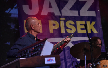 4.8.2023 Jazzový festival Jazz in Písek, který se konal již sedmým rokem, se stal pro jazzové nadšence skutečným pojmem a každoročně přiláká do Palackého sadů stovky návštěvníků. Pravidelně první pátek v srpnu Písek ožívá sérií vystoupení jazzových muzikantů, mezi kterými se nejednou objevily opravdové osobnosti. Stejně tak tomu bylo i v pátek 4. srpna, kdy jste se pod širým nebem mohli těšit na jazzové hvězdy, které v současnosti udávají hlavní proud, ale nechyběly ani moderní trendy.