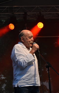 4.8.2023 Jazzový festival Jazz in Písek, který se konal již sedmým rokem, se stal pro jazzové nadšence skutečným pojmem a každoročně přiláká do Palackého sadů stovky návštěvníků. Pravidelně první pátek v srpnu Písek ožívá sérií vystoupení jazzových muzikantů, mezi kterými se nejednou objevily opravdové osobnosti. Stejně tak tomu bylo i v pátek 4. srpna, kdy jste se pod širým nebem mohli těšit na jazzové hvězdy, které v současnosti udávají hlavní proud, ale nechyběly ani moderní trendy.