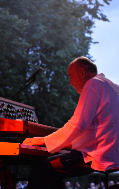 4.8.2023 Jazzový festival Jazz in Písek, který se konal již sedmým rokem, se stal pro jazzové nadšence skutečným pojmem a každoročně přiláká do Palackého sadů stovky návštěvníků. Pravidelně první pátek v srpnu Písek ožívá sérií vystoupení jazzových muzikantů, mezi kterými se nejednou objevily opravdové osobnosti. Stejně tak tomu bylo i v pátek 4. srpna, kdy jste se pod širým nebem mohli těšit na jazzové hvězdy, které v současnosti udávají hlavní proud, ale nechyběly ani moderní trendy.