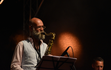 4.8.2023 Jazzový festival Jazz in Písek, který se konal již sedmým rokem, se stal pro jazzové nadšence skutečným pojmem a každoročně přiláká do Palackého sadů stovky návštěvníků. Pravidelně první pátek v srpnu Písek ožívá sérií vystoupení jazzových muzikantů, mezi kterými se nejednou objevily opravdové osobnosti. Stejně tak tomu bylo i v pátek 4. srpna, kdy jste se pod širým nebem mohli těšit na jazzové hvězdy, které v současnosti udávají hlavní proud, ale nechyběly ani moderní trendy.