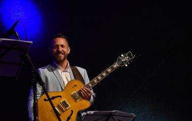 4.8.2023 Jazzový festival Jazz in Písek, který se konal již sedmým rokem, se stal pro jazzové nadšence skutečným pojmem a každoročně přiláká do Palackého sadů stovky návštěvníků. Pravidelně první pátek v srpnu Písek ožívá sérií vystoupení jazzových muzikantů, mezi kterými se nejednou objevily opravdové osobnosti. Stejně tak tomu bylo i v pátek 4. srpna, kdy jste se pod širým nebem mohli těšit na jazzové hvězdy, které v současnosti udávají hlavní proud, ale nechyběly ani moderní trendy.