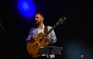 4.8.2023 Jazzový festival Jazz in Písek, který se konal již sedmým rokem, se stal pro jazzové nadšence skutečným pojmem a každoročně přiláká do Palackého sadů stovky návštěvníků. Pravidelně první pátek v srpnu Písek ožívá sérií vystoupení jazzových muzikantů, mezi kterými se nejednou objevily opravdové osobnosti. Stejně tak tomu bylo i v pátek 4. srpna, kdy jste se pod širým nebem mohli těšit na jazzové hvězdy, které v současnosti udávají hlavní proud, ale nechyběly ani moderní trendy.