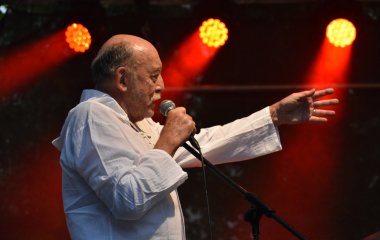4.8.2023 Jazzový festival Jazz in Písek, který se konal již sedmým rokem, se stal pro jazzové nadšence skutečným pojmem a každoročně přiláká do Palackého sadů stovky návštěvníků. Pravidelně první pátek v srpnu Písek ožívá sérií vystoupení jazzových muzikantů, mezi kterými se nejednou objevily opravdové osobnosti. Stejně tak tomu bylo i v pátek 4. srpna, kdy jste se pod širým nebem mohli těšit na jazzové hvězdy, které v současnosti udávají hlavní proud, ale nechyběly ani moderní trendy.