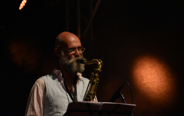 4.8.2023 Jazzový festival Jazz in Písek, který se konal již sedmým rokem, se stal pro jazzové nadšence skutečným pojmem a každoročně přiláká do Palackého sadů stovky návštěvníků. Pravidelně první pátek v srpnu Písek ožívá sérií vystoupení jazzových muzikantů, mezi kterými se nejednou objevily opravdové osobnosti. Stejně tak tomu bylo i v pátek 4. srpna, kdy jste se pod širým nebem mohli těšit na jazzové hvězdy, které v současnosti udávají hlavní proud, ale nechyběly ani moderní trendy.