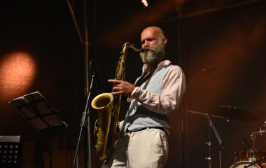 4.8.2023 Jazzový festival Jazz in Písek, který se konal již sedmým rokem, se stal pro jazzové nadšence skutečným pojmem a každoročně přiláká do Palackého sadů stovky návštěvníků. Pravidelně první pátek v srpnu Písek ožívá sérií vystoupení jazzových muzikantů, mezi kterými se nejednou objevily opravdové osobnosti. Stejně tak tomu bylo i v pátek 4. srpna, kdy jste se pod širým nebem mohli těšit na jazzové hvězdy, které v současnosti udávají hlavní proud, ale nechyběly ani moderní trendy.