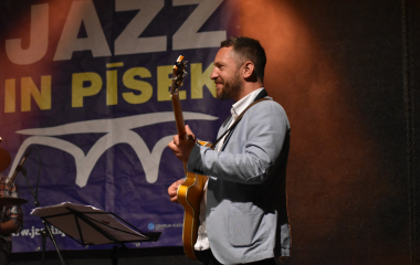 4.8.2023 Jazzový festival Jazz in Písek, který se konal již sedmým rokem, se stal pro jazzové nadšence skutečným pojmem a každoročně přiláká do Palackého sadů stovky návštěvníků. Pravidelně první pátek v srpnu Písek ožívá sérií vystoupení jazzových muzikantů, mezi kterými se nejednou objevily opravdové osobnosti. Stejně tak tomu bylo i v pátek 4. srpna, kdy jste se pod širým nebem mohli těšit na jazzové hvězdy, které v současnosti udávají hlavní proud, ale nechyběly ani moderní trendy.