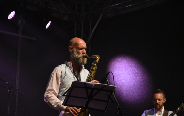 4.8.2023 Jazzový festival Jazz in Písek, který se konal již sedmým rokem, se stal pro jazzové nadšence skutečným pojmem a každoročně přiláká do Palackého sadů stovky návštěvníků. Pravidelně první pátek v srpnu Písek ožívá sérií vystoupení jazzových muzikantů, mezi kterými se nejednou objevily opravdové osobnosti. Stejně tak tomu bylo i v pátek 4. srpna, kdy jste se pod širým nebem mohli těšit na jazzové hvězdy, které v současnosti udávají hlavní proud, ale nechyběly ani moderní trendy.