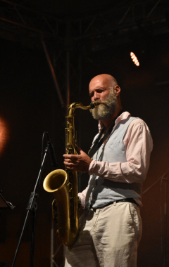 4.8.2023 Jazzový festival Jazz in Písek, který se konal již sedmým rokem, se stal pro jazzové nadšence skutečným pojmem a každoročně přiláká do Palackého sadů stovky návštěvníků. Pravidelně první pátek v srpnu Písek ožívá sérií vystoupení jazzových muzikantů, mezi kterými se nejednou objevily opravdové osobnosti. Stejně tak tomu bylo i v pátek 4. srpna, kdy jste se pod širým nebem mohli těšit na jazzové hvězdy, které v současnosti udávají hlavní proud, ale nechyběly ani moderní trendy.