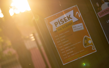 Písek na scénu