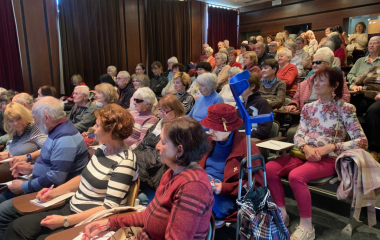 11.3.2025 Na setkání s Radkou Maxovou, certifikovanou trenérkou paměti a členkou České společnosti pro trénování paměti a mozkového joggingu, přišlo plno seniorů, kteří zaplnili celý sál.